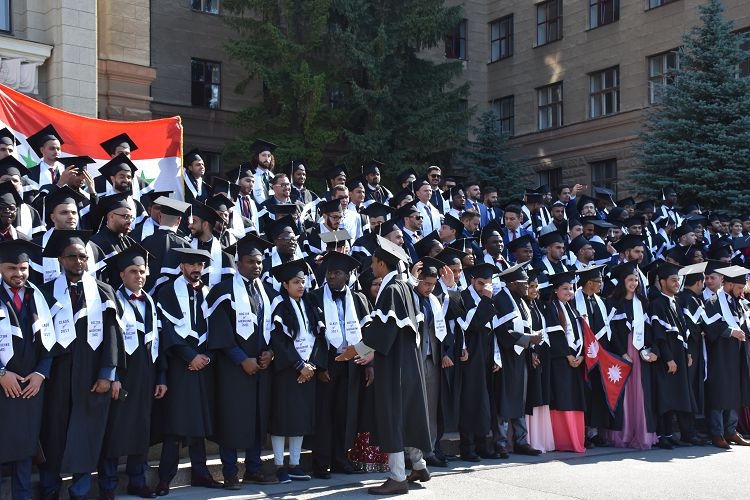 У фотогалерею сайту медичного факультету додано фотозвіт з урочистого випуску студентів 2017 року