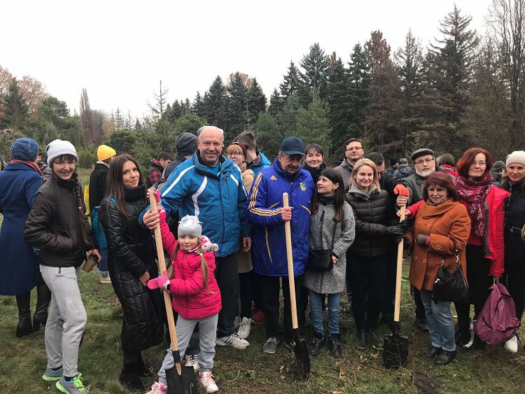 Студенти та викладачі медичного факультету взяли участь у висадженні 215 дерев у м. Харків